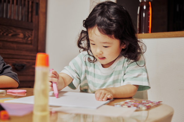 孩子在家玩耍图片下载