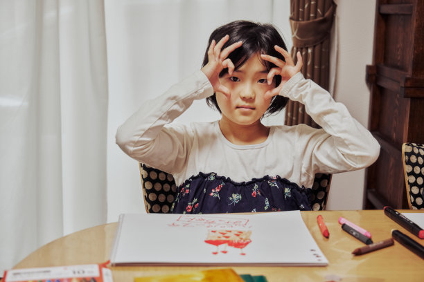 孩子在家玩耍图片下载