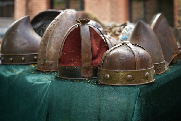 中世纪市场，仿造空间，精选焦点，以历史模型为基础，用金属制成的各种生锈的旧头盔图片下载