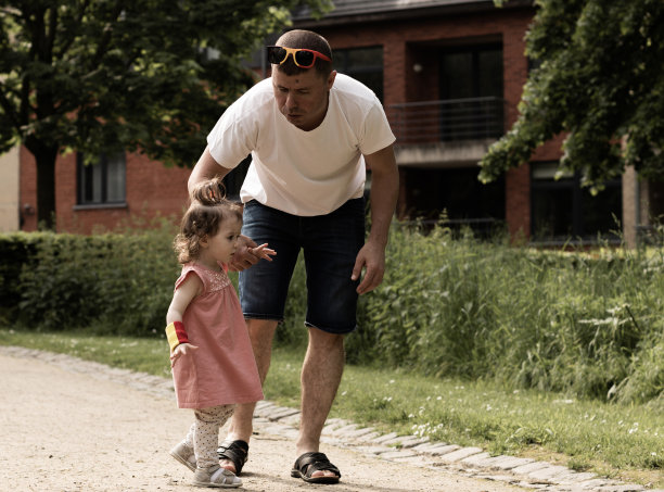 父亲和女儿在公园散步的照片。图片下载