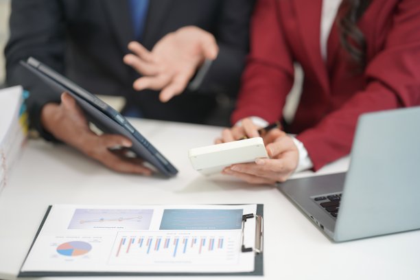 一群商业专业人士一起工作，讨论营销策略。业务团队有关于长期财务计划的规划技能。特写照片图片下载