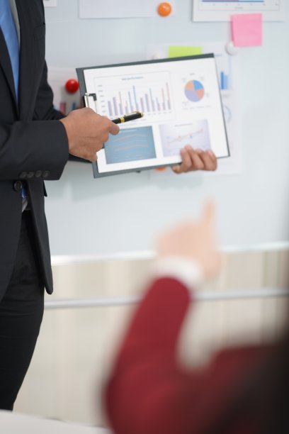 一群商业专业人士一起工作，讨论营销策略。业务团队有关于长期财务计划的规划技能。特写照片图片下载