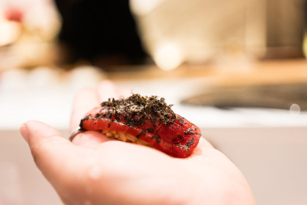 厨师提供金枪鱼寿司在手，金枪鱼寿司，寿司金枪鱼，日本菜单，选择性重点图片下载