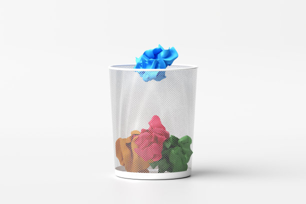 白色背景的彩色皱巴巴的文件被扔进了办公室的垃圾桶。图片下载