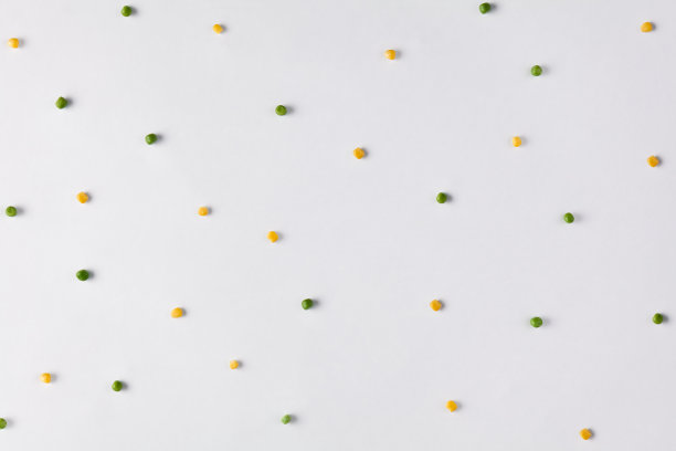 白色背景上的彩色豌豆和玉米-平铺食品配料俯视图图片下载