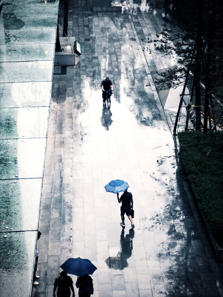 雨滴与城市景观，雨天的人背景，图片下载