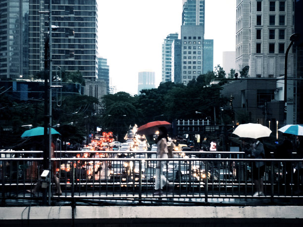 雨滴与城市景观，雨天的人背景，图片下载