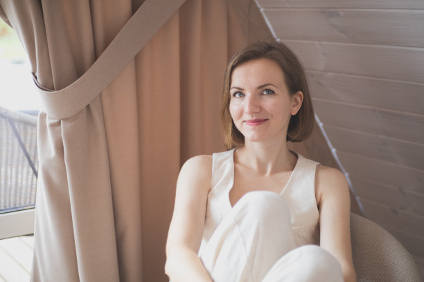 生活方式的照片美丽的女人在家里与现代装修暖色。图片下载