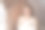 生活方式的照片美丽的女人在家里与现代装修暖色。图片下载