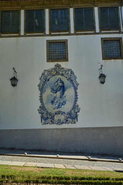 圣母玛利亚在蓝色和白色葡萄牙azulejo瓷砖。图片下载