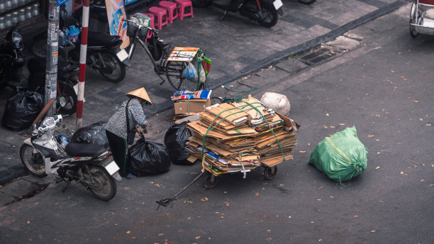 鸟瞰图一名越南妇女收集纸板和垃圾回收图片下载