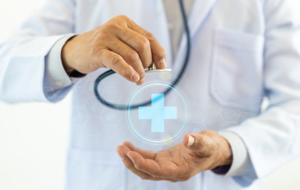 医生持有医疗保健和医疗交叉标志的健康服务和技术感受信任、病人护理服务、医院健康服务、医疗健康和人寿保险业务图片下载