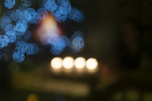 在夜晚的窗户里模糊的倒影。漂亮的散景照片图片下载