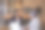 一位高级妇女在家里舒适舒适的厨房里接受财务方面的帮助。图片下载