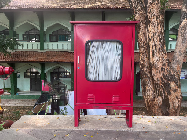 消防水带卷筒在室外。图片下载