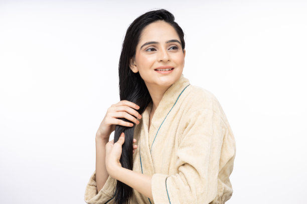 年轻女子头发护理孤立的白色背景袜子照片图片下载