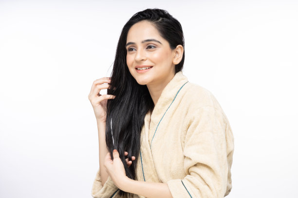 年轻女子头发护理孤立的白色背景袜子照片图片下载