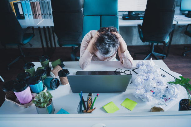 不开心的高级女助理的照片穿着正式的衬衫没有工作的想法现代小工具在室内车间工作站阁楼图片下载