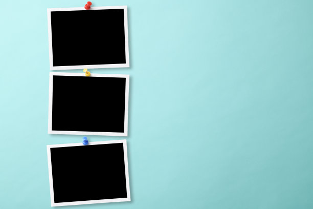 用图钉钉在浅蓝色背景上的空白三张照片图片下载