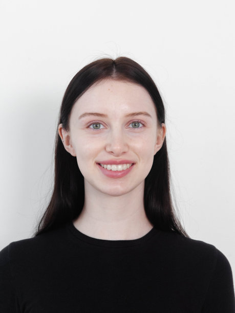 美丽的年轻快乐的女人微笑着素颜自然美时装模特数码工作室拍摄的特写照片，白色背景，穿着全黑图片下载