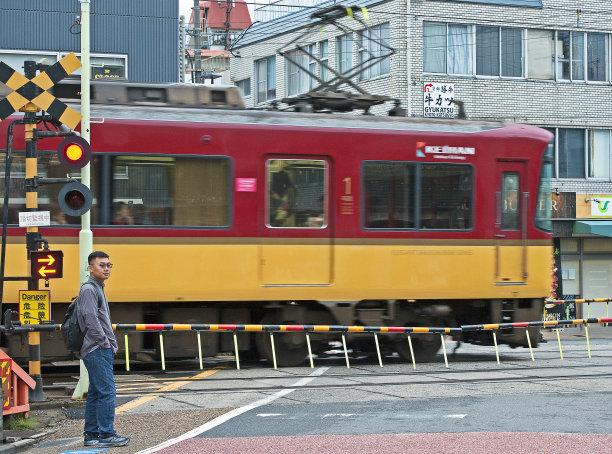 大阪伏见稻荷大社的当地火车图片下载