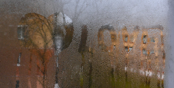 爱情写在湿玻璃上，一颗心画在画上图片下载