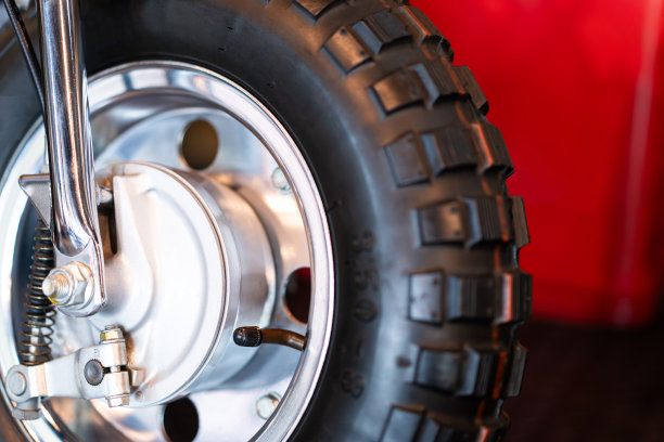 摩托车前轮的特写。模糊的背景图片下载