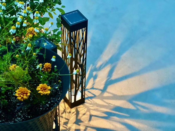 露台甲板上的太阳能照明图片下载