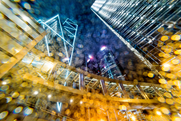 香港迷离的夜灯和摩天大楼图片下载
