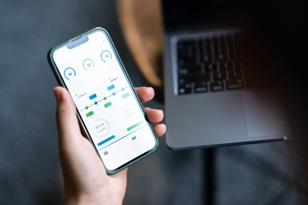 商务人士在咖啡馆使用手提电脑移动办公图片下载