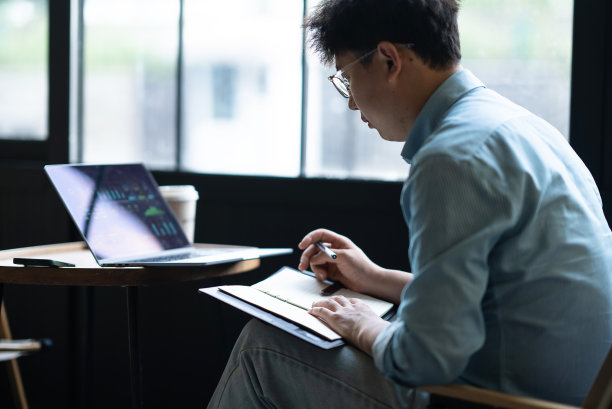 商务人士在咖啡馆使用手提电脑移动办公图片下载