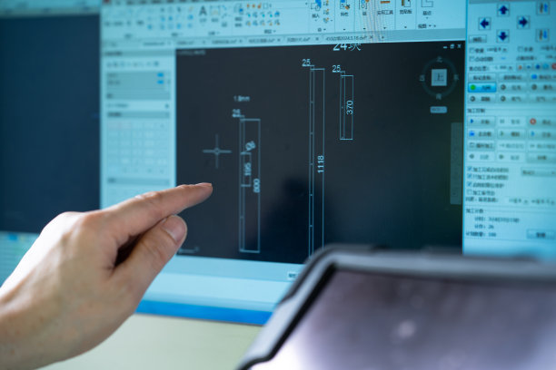 手指指着显示屏图片下载