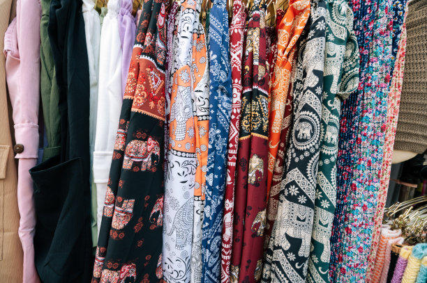 在泰国曼谷夜市著名的泰国风格服装的大象裤架图片下载