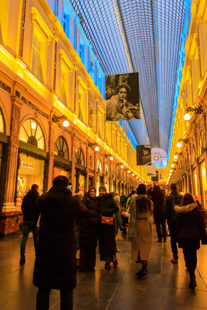 比利时布鲁塞尔著名的圣休伯特皇家画廊，玻璃购物商场。画廊于1847年开放，是城市的主要景点之一图片下载