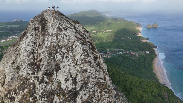 无人机在日出时拍摄的morro do Pico和Dois irm<e:1> os和Fernando de Noronha的航拍照片图片下载