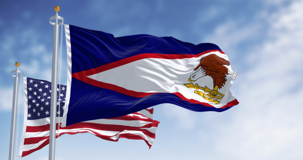 在一个晴朗的日子里，美属萨摩亚的国旗飘扬着美国国旗图片下载