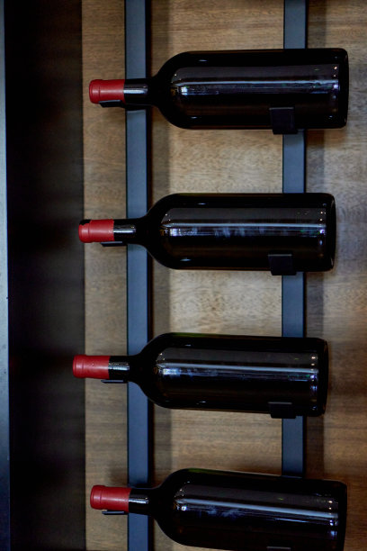 酒庄的垂直铁架子上摆放着未贴标签的红酒瓶图片下载