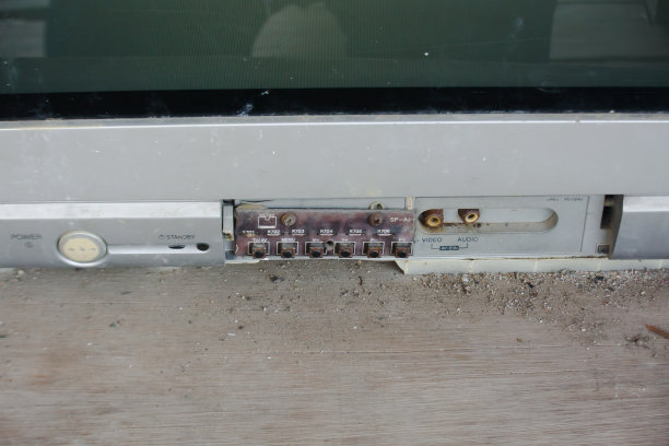 旧电视机上的电路板图片下载