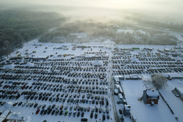 鸟瞰图，冬季汽车市场或停车场上停放着许多待售的汽车和行人图片下载