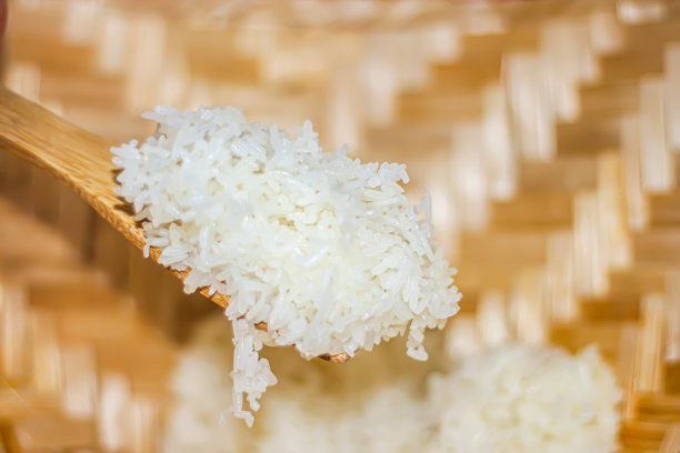 糯米放在竹盘上准备吃。泰式概念食品图片下载