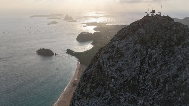 用无人机在日出时拍摄的费尔南多·迪诺罗尼亚大岩石的航拍照片图片下载