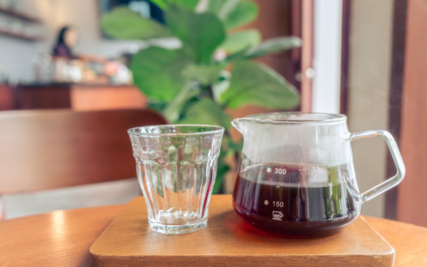 咖啡馆桌上的一杯咖啡。图片下载