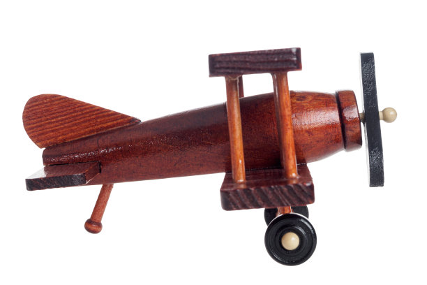 木制玩具飞机的儿童游戏，复古复古的风格，孤立的白色背景图片下载
