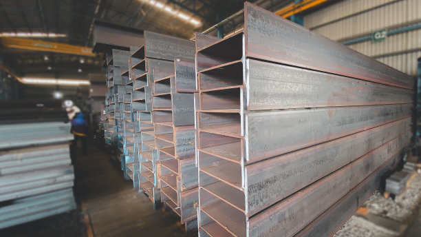 金属制品仓库的金属型材梁。工字钢，仓库内的法兰梁，放置在钢架上的钢梁，钢结构，结构钢图片下载