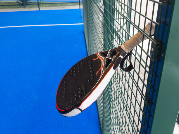 专业球拍网球拍与自然光线在蓝色背景。横向运动主题海报，贺卡，标题，网站和应用程序图片下载