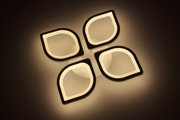 现代LED灯，吸顶灯。吊灯点亮图片下载