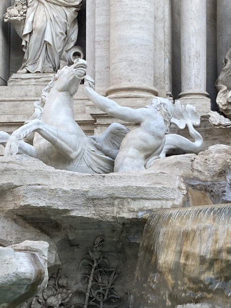 意大利罗马特莱维喷泉周围的雕塑描绘了神话人物和场景，展示了巴洛克艺术的宏伟图片下载