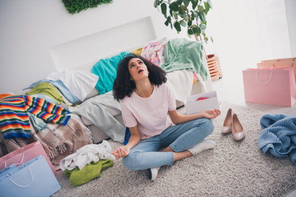 压力压抑的漂亮女孩的照片时髦的衣服不能选择装公寓衣柜在室内图片下载