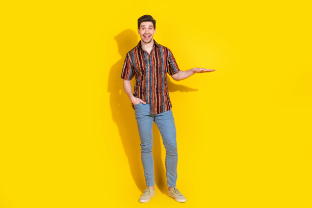 漂亮的年轻人的全尺寸照片测量空空间穿衬衫孤立的黄色背景图片下载