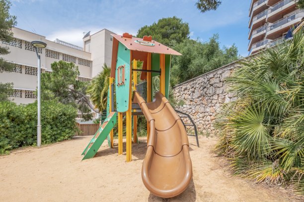 公园里的五颜六色的游乐场，有滑梯、秋千和其他游乐设备。公园里五颜六色的儿童游乐场。图片下载